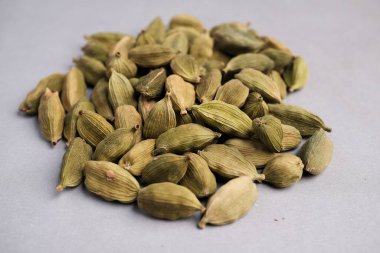 Kurumuş Yeşil Kakule Kapsüllerinin Makro Yakın Çekimi (Elettaria kakumomum) Küresel olarak Yüksek Aromatik ve Değerli Baharat olarak Kullanıldı.