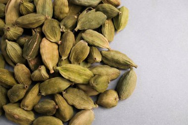 Kurumuş Yeşil Kakule Kapsüllerinin Makro Yakın Çekimi (Elettaria kakumomum) Küresel olarak Yüksek Aromatik ve Değerli Baharat olarak Kullanıldı.