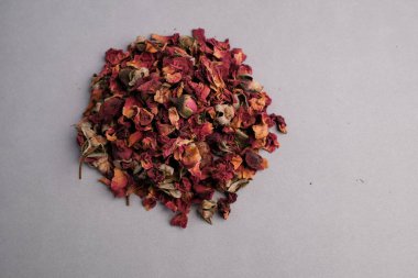 Kurutulmuş Pembe ve Kırmızı Gül Yapraklarının Aşırı Yakın Çekimi (Rosa Damascena) Mutfak ve Aromatik Kullanım İçin Olmayan Bud.