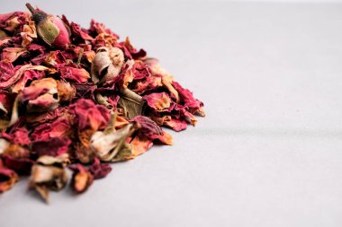 Kurutulmuş Pembe ve Kırmızı Gül Yapraklarının Aşırı Yakın Çekimi (Rosa Damascena) Mutfak ve Aromatik Kullanım İçin Olmayan Bud.