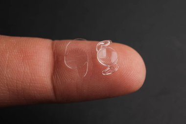 Görüş 'ü geri getirmek için İnsan Gözü' ne yerleştirmeye hazır, Temiz, Biyouyumlu Acrylik Phaco-Katlanabilir İntraoküler Lens (IOL) Mikroskobik Görünümü