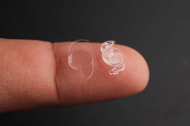 Görüş 'ü geri getirmek için İnsan Gözü' ne yerleştirmeye hazır, Temiz, Biyouyumlu Acrylik Phaco-Katlanabilir İntraoküler Lens (IOL) Mikroskobik Görünümü