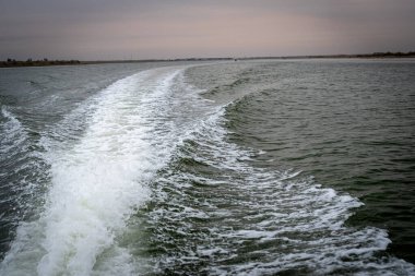 Karmaşık Atmosferik Bulut oluşumlarının Arkaplanına Karşı Nehir Altyapısının Çevresel Araştırması