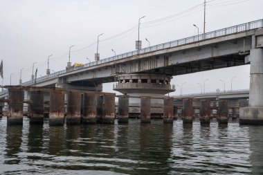 Beton Köprü Yapısı ve Sütunları Kritik Mezopotamya Nehri Deltası 'nın Sakin Sularına Yansıtıldı