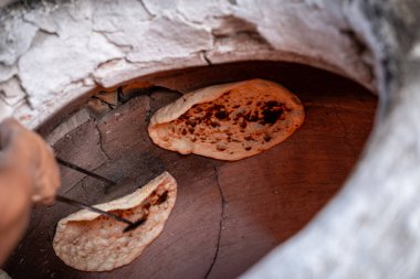 Geleneksel Pişirme Tandory 'nin Yoğun Sıcaklığı Artıran ve Kızartan Rustik Buğday Ekmeği