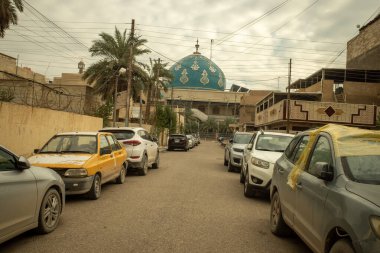 Arap Hattının bulunduğu işlek bir Şehir Sokağında Güzel Mavi Kubbeli Cami Manzarası
