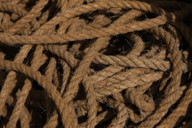 Karmaşık doğal jüt iplerinin yakın plan görüntüsü, dokularını ve liflerini sergiliyor.