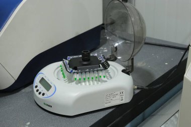 Dairesel tabanlı ve şeffaf kapaklı bilimsel deneylerde kullanılan bir laboratuvar cihazı.