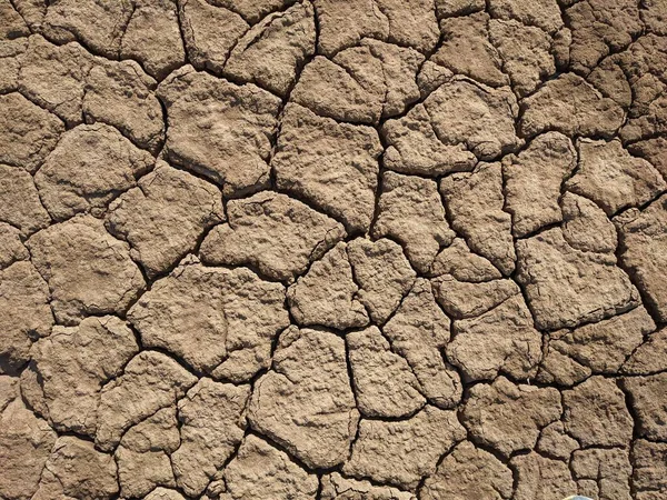 Kurumuş, çatlamış, desenli bir dünya yüzeyine yakın çekim