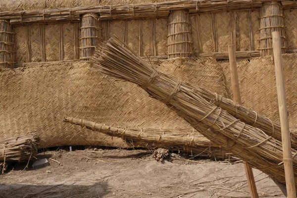 Dokuma kamış ve samandan yapılmış geleneksel bir yapıya yakından bakmak doğal malzemelerin dokusunu ve işçiliğini gözler önüne seriyor.