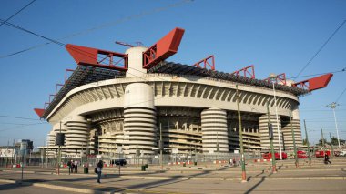 Geniş, modern bir stadyum. Eşsiz bir mimari tasarımı var. Dairesel bir yapısı ve belirgin kırmızı aksanları var.