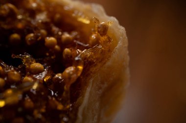 Organik kurutulmuş incir tohumu ve şuruplu hamurun makro dokusu