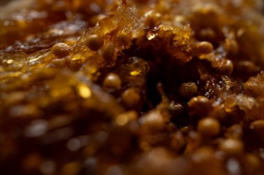 Organik kurutulmuş incir tohumu ve şuruplu hamurun makro dokusu