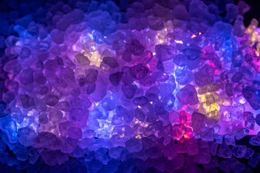 Vibrant Neon Işıklandırma Üzerine Şeffaf Tuz Kristallerinin Makro Dokuları