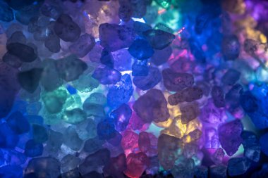 Vibrant Neon Işıklandırma Üzerine Şeffaf Tuz Kristallerinin Makro Dokuları