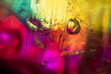 Eriyen Buz Kristallerinin Canlı Gökkuşağı Arkaplanı Üzerindeki Makro Dokuları