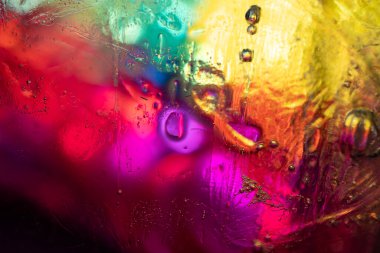 Eriyen Buz Kristallerinin Canlı Gökkuşağı Arkaplanı Üzerindeki Makro Dokuları