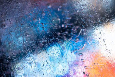 Eriyen Buz Kristallerinin Canlı Gökkuşağı Arkaplanı Üzerindeki Makro Dokuları