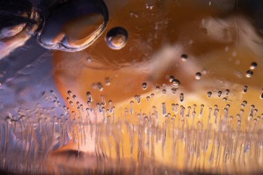 Benzersiz Şırınga benzeri hava kabarcıklarıyla donmuş buzun makro dokusu