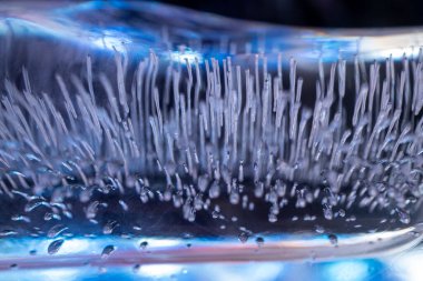 Benzersiz Şırınga benzeri hava kabarcıklarıyla donmuş buzun makro dokusu