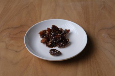 Seramik tabakta hurma meyvelerinin fotoğrafı