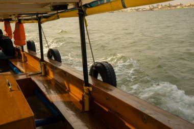 Basra, Irak - 07 Nisan 2023: Basra şehrindeki Shat-Alrab nehrinde nehir gezisinin fotoğrafı