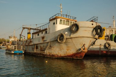 Basra, Irak - 07 Nisan 2023: Basra şehrindeki Shat-Alrab nehrinde nehir gezisinin fotoğrafı