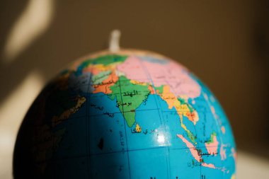 Dekoratif dünya haritası küresinin fotoğrafı, ülkelerin isimleri Arapça