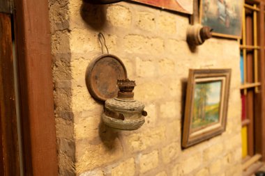 Basrah, Irak - 21 Mart 2023: Basra şehrindeki Alhasoon Müzesinde antika eşya ve antikaların fotoğrafı