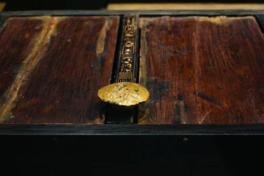 Giza, Mısır - 11 Şubat 2026: Eski Mısır eserleri ve Büyük Mısır Müzesi 'ndeki bir galeride boyanmış tahta sandıklar