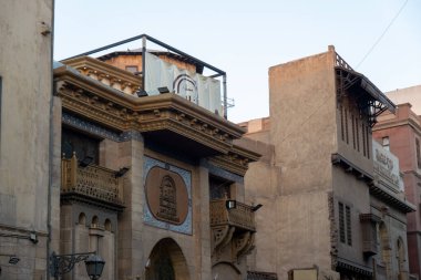 Kahire, Mısır - 11 Şubat 2026 Sultan El-Mansur Camii 'nin Süslü Taş Minaresi