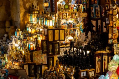 Kahire, Mısır - 11 Şubat 2026: Geleneksel Meyankökü Suyu Satıcısı Al-Muizz Caddesi 'nde Yerel Çocuklara Hizmet Veriyor