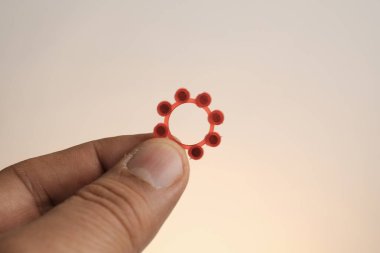 Basra, Irak - Mart 04, 2026: Kırmızı Plastik Kapaklı Silah Yüzük Kapsüllerinin Yakın Görüntüsü