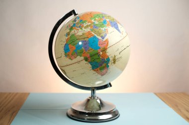 Basra, Irak - Mart 04, 2026: Masa üzerinde Arapça Senaryo Etiketleriyle Eğitim Dünyası