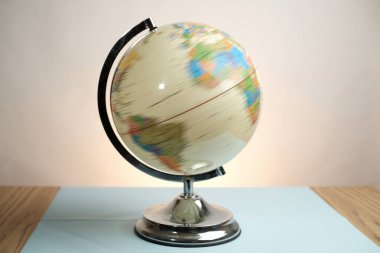 Basra, Irak - Mart 04, 2026: Arap Dili Eğitimsel Dünya Küresi Krom Metal Durağında Gösterildi