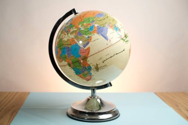 Basra, Irak - Mart 04, 2026: Masa üzerinde Arapça Senaryo Etiketleriyle Eğitim Dünyası