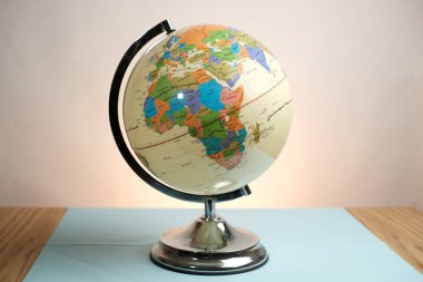 Basra, Irak - Mart 04, 2026: Masa üzerinde Arapça Senaryo Etiketleriyle Eğitim Dünyası