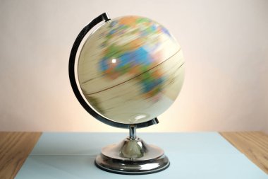 Basra, Irak - Mart 04, 2026: Krom Durağındaki Dönen Masa Masasının Görüntü Bulanıklığı