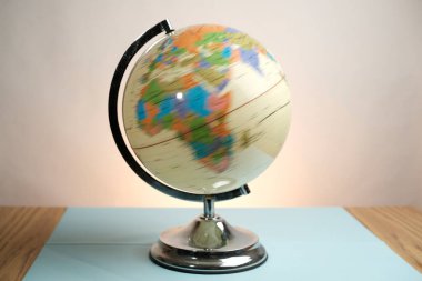 Basra, Irak - Mart 04, 2026: Krom Durağındaki Dönen Masa Masasının Görüntü Bulanıklığı