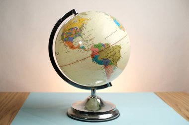 Basra, Irak - Mart 04, 2026: Arap Dili Eğitimsel Dünya Küresi Krom Metal Durağında Gösterildi