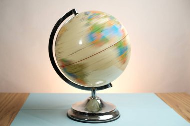 Basra, Irak - Mart 04, 2026: Krom Durağındaki Dönen Masa Masasının Görüntü Bulanıklığı