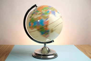 Basra, Irak - Mart 04, 2026: Krom Durağındaki Dönen Masa Masasının Görüntü Bulanıklığı