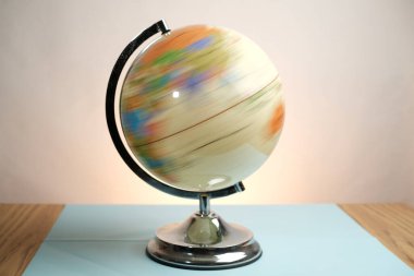 Basra, Irak - Mart 04, 2026: Krom Durağındaki Dönen Masa Masasının Görüntü Bulanıklığı