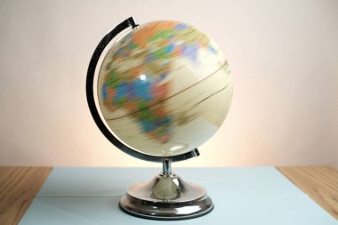 Basra, Irak - Mart 04, 2026: Krom Durağındaki Dönen Masa Masasının Görüntü Bulanıklığı