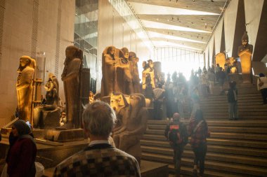 Kahire, Mısır- 01 Şubat 2026: Antik Mısır Heykellerine Bağlı Anıtsal Büyük Merdivene Tırmanan Turistler