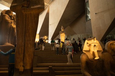 Kahire, Mısır - 01 Şubat 2026: Büyük Merdiven Galerisini koruyan Antik Mısır Heykelleri ve Eserleri