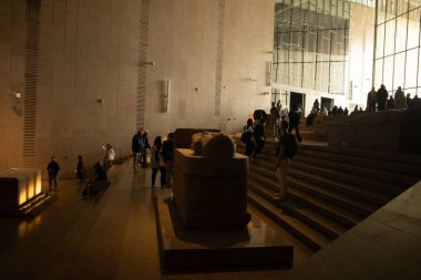 Kahire, Mısır- 01 Şubat 2026: Antik Mısır eserlerini keşfeden turistler Sonsuzluk Yolculuğu Galerisi