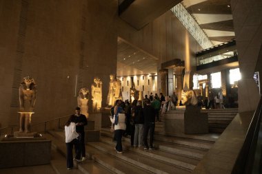 Kahire, Mısır... 01 Şubat 2026 Büyük Mısır Müzesi 'nde Büyük Merdiven döşeyen Antik Heykeller