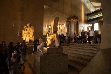 Kahire, Mısır... 01 Şubat 2026 Büyük Mısır Müzesi 'nde Büyük Merdiven döşeyen Antik Heykeller