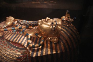 Kahire, Mısır- 01 Şubat 2026: Altın Tutankamon Sarcophagus Antik Mısır Kraliyet Kalıntıları